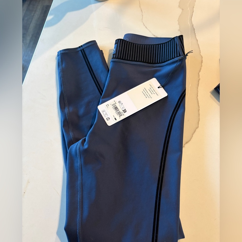 ALO Airlift High-Waist 7/8 Line Up Legging - Picture 3 of 4